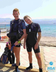 into scuba diving with instructor in eilat